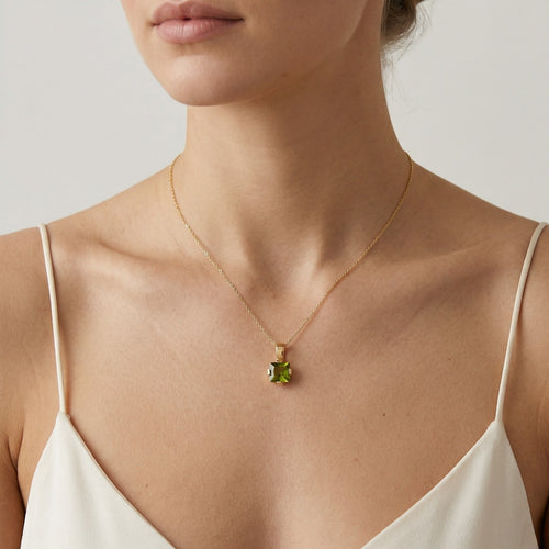Himmlischer Chic in Gelbgold mit Princess Cut Moldavit