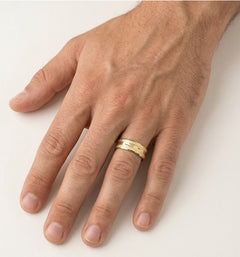 Anillo de boda elegante de oro amarillo con acabados duales.