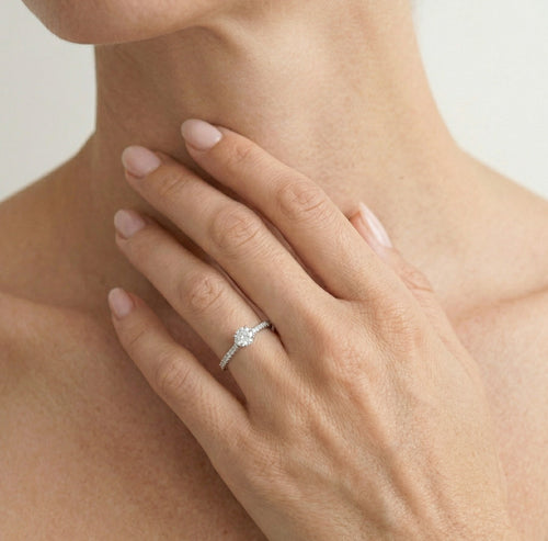 Weißgoldring mit sichtbaren Zirkonia und seitlichen Zirkonen