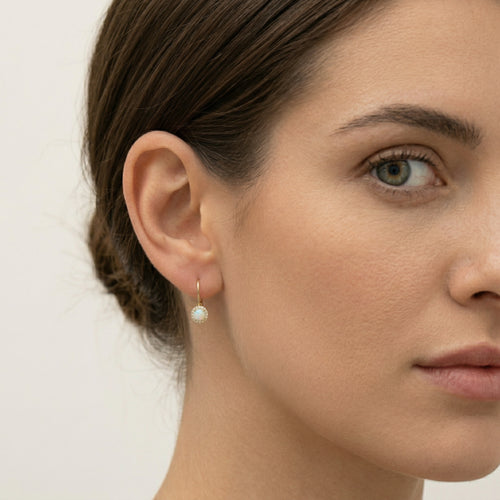 Halo-Ohrringe mit weißem Opal und Gold