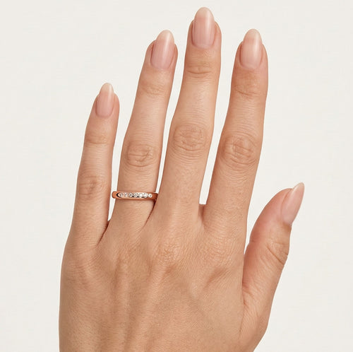 Alianzas de boda clásicas de oro rosa.