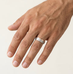 Ehering aus Weiß- und Roségold im Wellen-Design