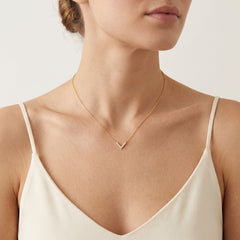 Collier sophistiqué avec diamant central en forme de V