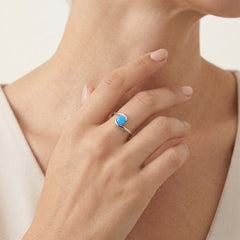 Bague légèrement torsadée avec opale bleue