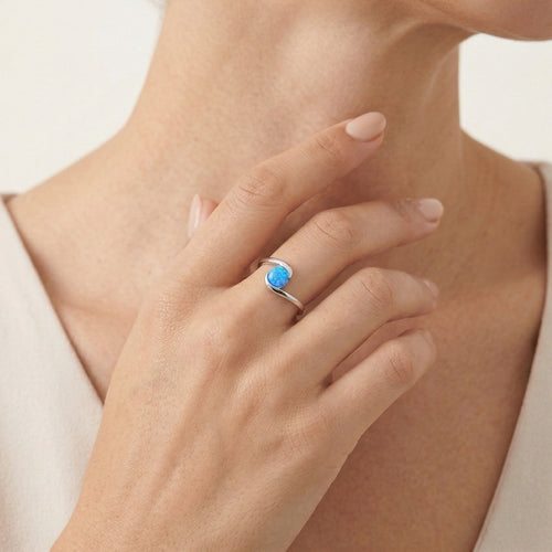 Bague légèrement torsadée avec opale bleue