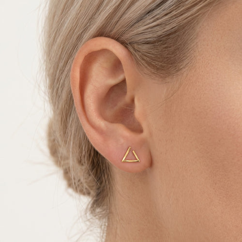 Pendientes pequeños triangulares en oro amarillo