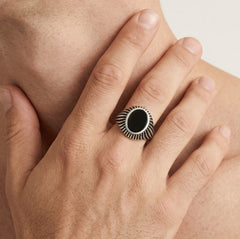 Oval onyx men ring with side line detailing
