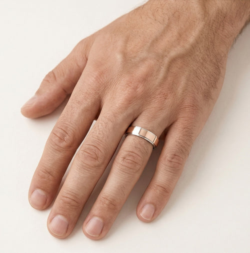 Anillo de boda de oro con un motivo especial de corazón.