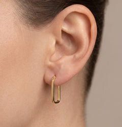 Pendientes de aro rectangular en oro.