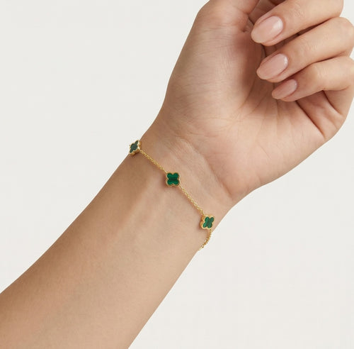 Elegante pulsera con diseño de trébol