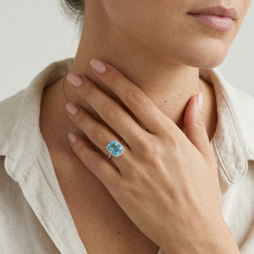 Zářivý prsten s topazem a diamanty