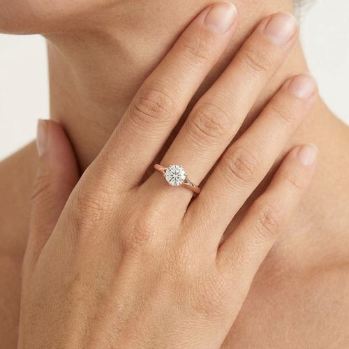 Zásnubní prsten z růžového zlata s lab-grown diamantem a lotosovým osazením