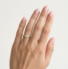 Anillo de oro con diamante