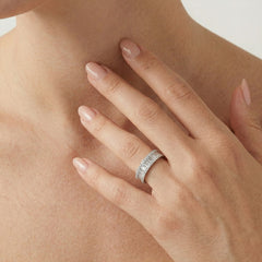 Anillo de plata con zirconia cúbica en engaste en canal