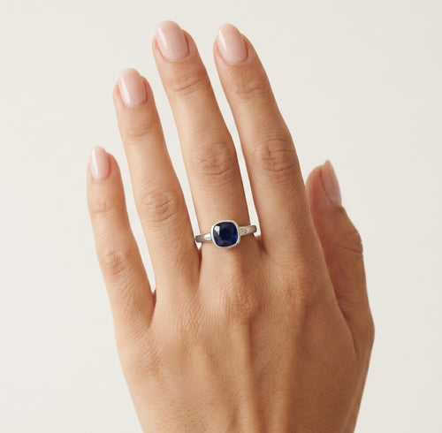 Schicker Damenring aus Silber mit synthetischem Saphir