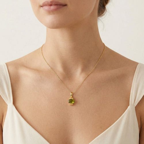 Golden Radiance-Anhänger aus Gelbgold mit kissenförmig geschliffenem Moldavit in ausgefallenem Design