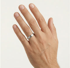 Snubní prsten z bílého zlata s vyřezávanými liniemi