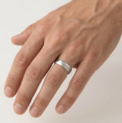 Stylový snubní prsten z bílého zlata se zaoblenými liniemi