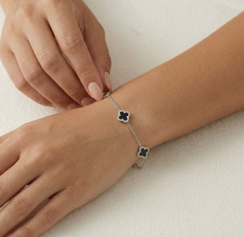 Armband aus Sterlingsilber mit Onyx-Kleeblättern