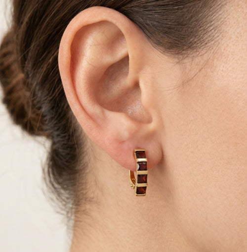 Pendientes colgantes de oro con granate talla princesa cuadrada.