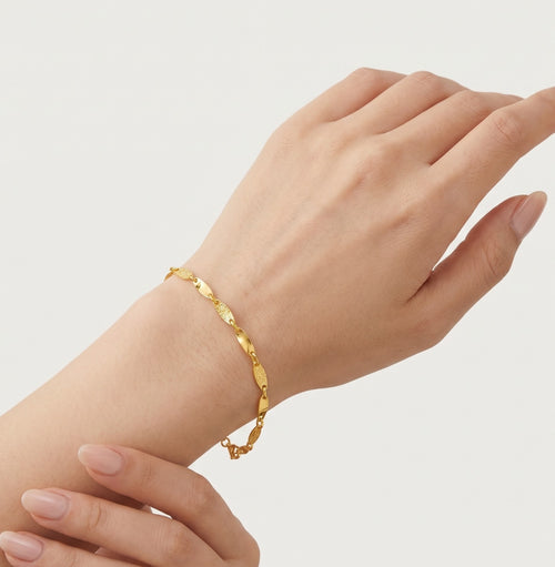 Schickes, detailliertes Goldarmband