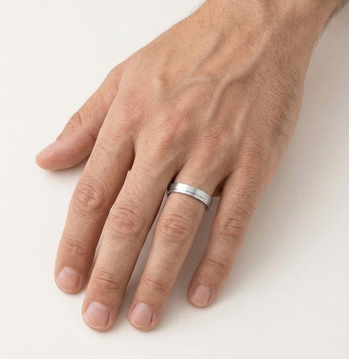 Solitaire weißgoldener Ehering mit flacher polierter Linie