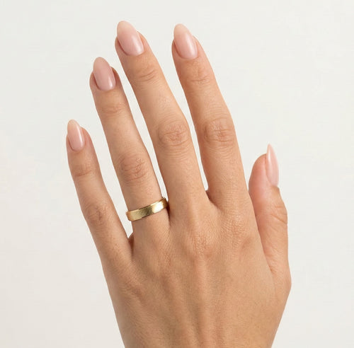 Gelbgoldene, gebogene Ehering.