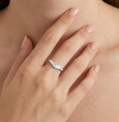 Bague en opale blanche en V
