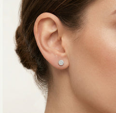 Boucles d’oreilles étincelantes en diamant taille ronde en or blanc éclatant
