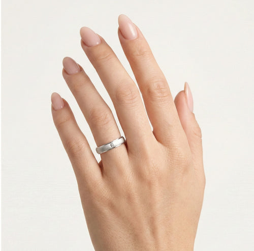 Bagues de mariage en or blanc sablé à finition mate