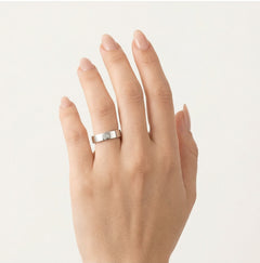 Anillo de boda ancho con solitario de platino