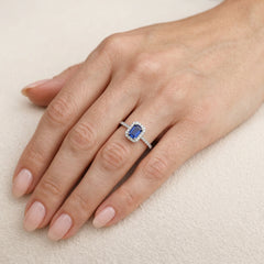Royal white gold diamond ring with sapphire