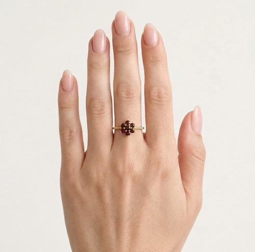 Detaillierte Krappenfassung Granat Ring
