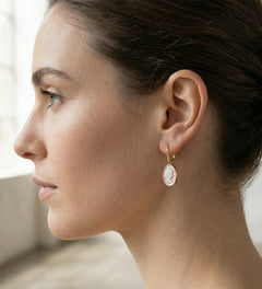 Kamee-Ohrringe im klassischen Golddesign