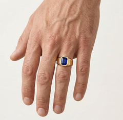 Rechteckiger synthetischer Saphir in einem Gelbgoldring