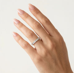 Anillos de boda de oro blanco con engaste en canal