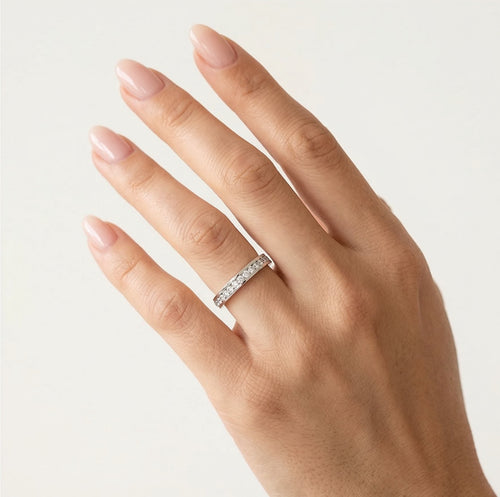 Trauringe aus Weißgold mit Kanalfassung