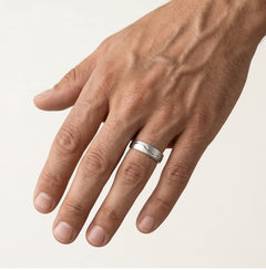 Anillo de boda de oro blanco con línea curva