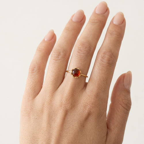 Solitärring mit Granat und Kronendetails in Gelbgold