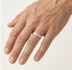 Bagues de mariage en or blanc sablé à finition mate