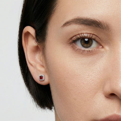 Quadratische Ohrstecker mit rotem Quarz