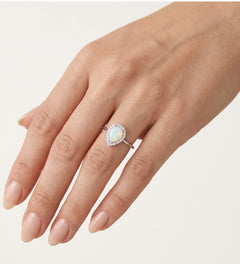 Anillo de ópalo blanco con circonitas cúbicas reales