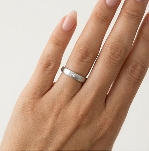 Ehering aus Weißgold mit matter Oberfläche und Princess-Cut-Stein