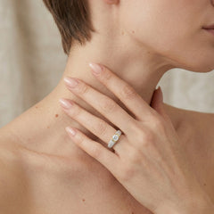 Elegante anillo de compromiso de oro amarillo con diamantes