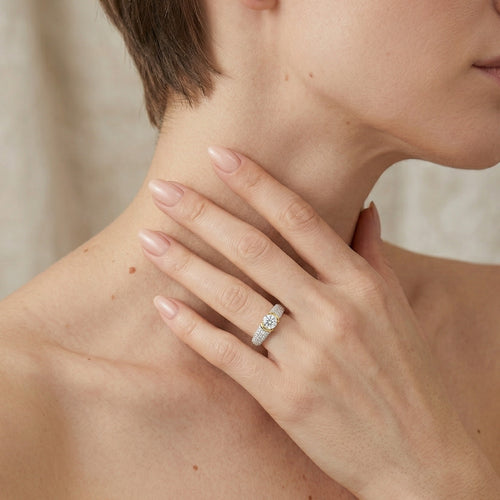 Elegante anillo de compromiso de oro amarillo con diamantes