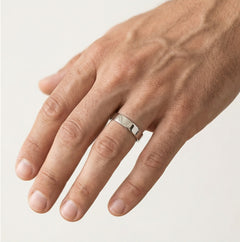 Anillo de boda de platino con acabado de alto brillo