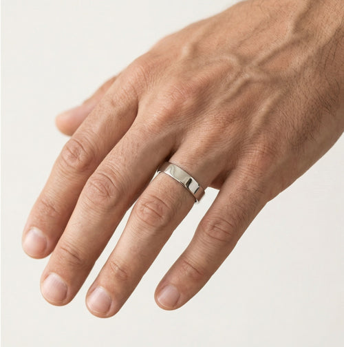 Anillo de boda de platino con acabado de alto brillo