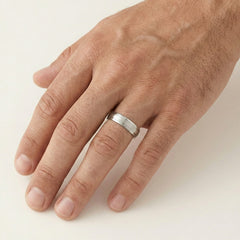 Snubní prsten z bílého zlata s diamanty