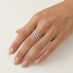 Anillo de plata con diseño doble en forma de X y circonitas blancas.