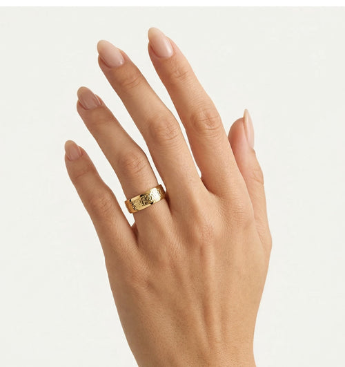 Anillo de boda de oro amarillo con detalle en el centro